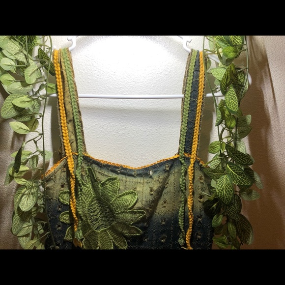 Sunflowers & pretty stitching make this Sz small, flowy tank blouse so feminine. - Picture 2 of 11